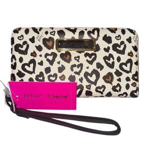 Betsey Johnson Leopard Heart Print XOZIP Faux Leather Wallet Wristlet Clutch Bag